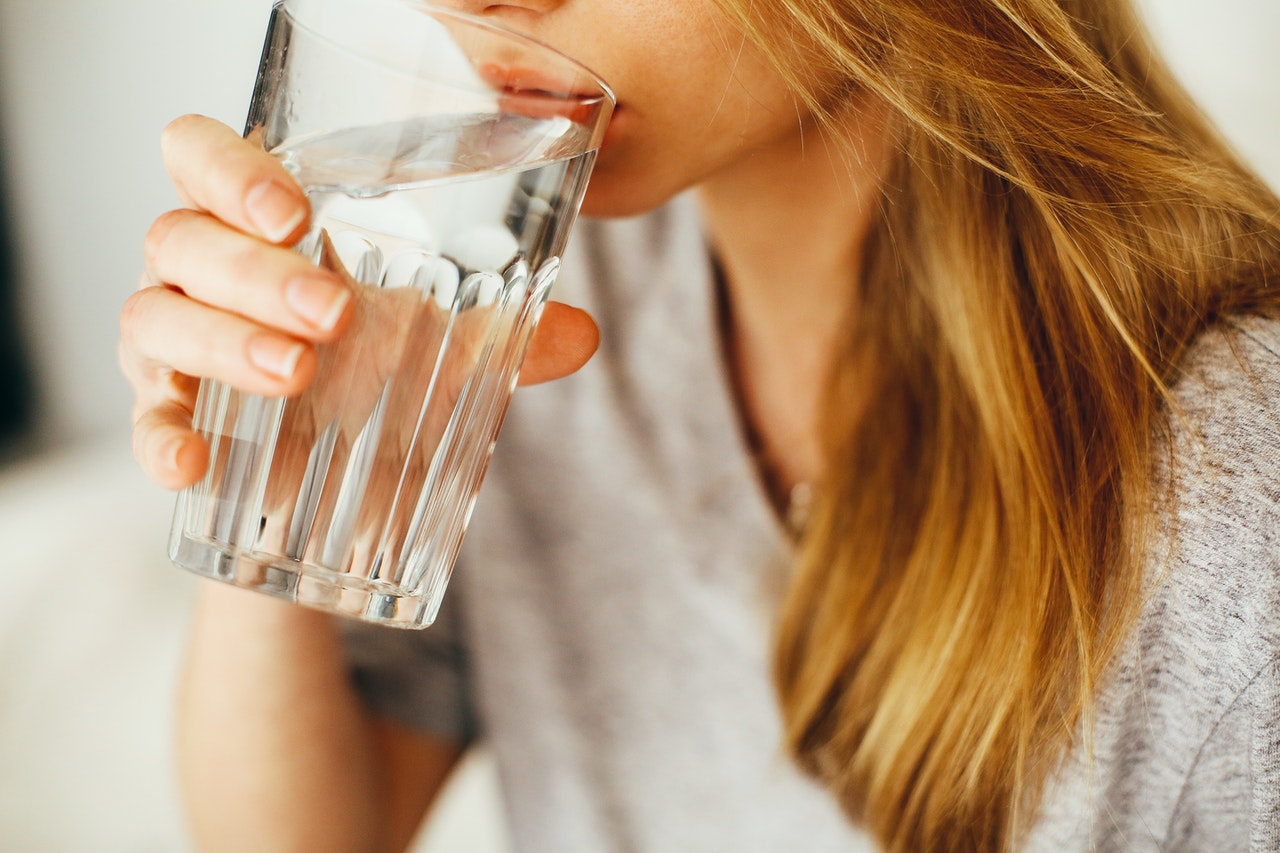 Verre d’eau claire adoucie au CO₂